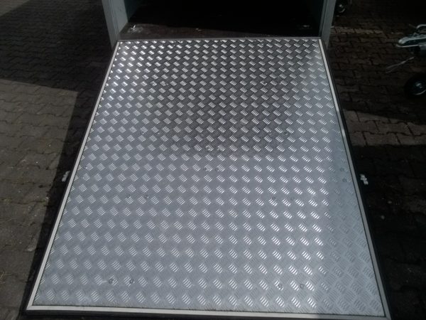 Kofferanhänger 1300kg KARGO mit RAMPE 300x147x180cm Gebraucht – Bild 7